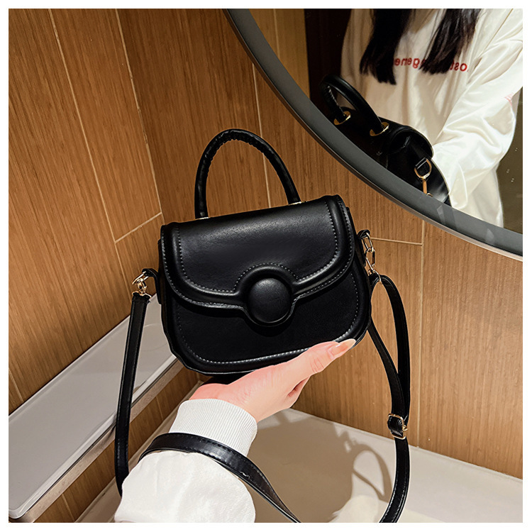 Simple one-shoulder messenger bag