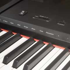 P-9: 超便携数码钢琴，88键重锤键盘，138种音色，64种复音