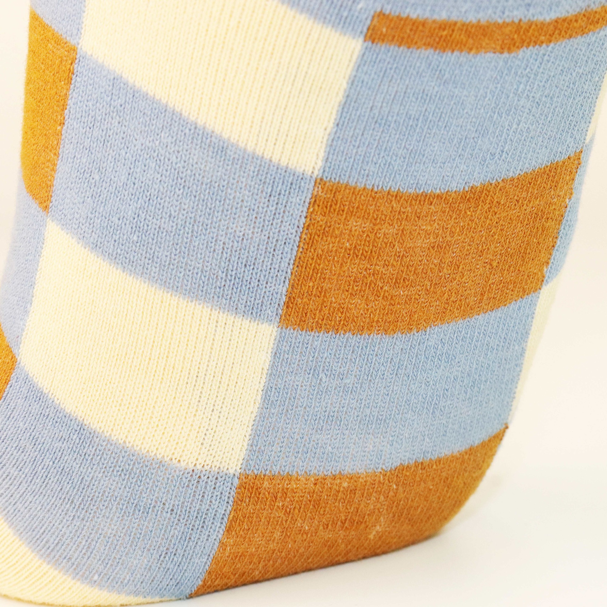 Color-crossing socks