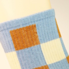 Color-crossing socks