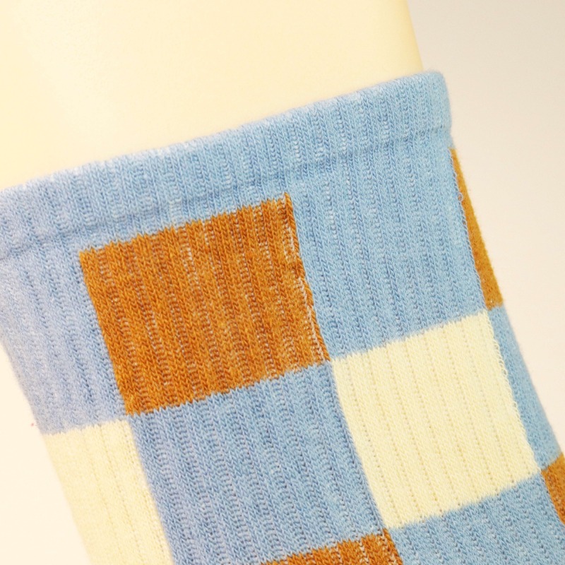 Color-crossing socks