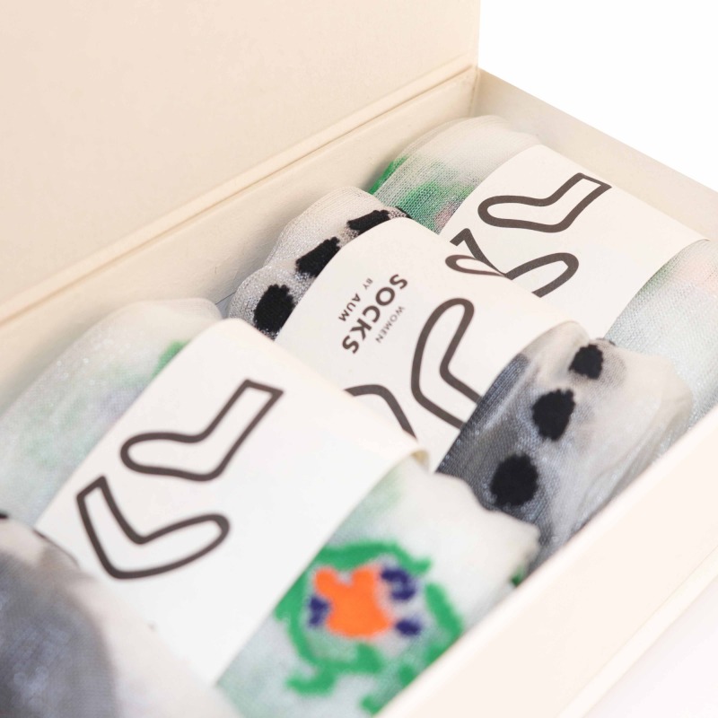 Flip-top magnetic box