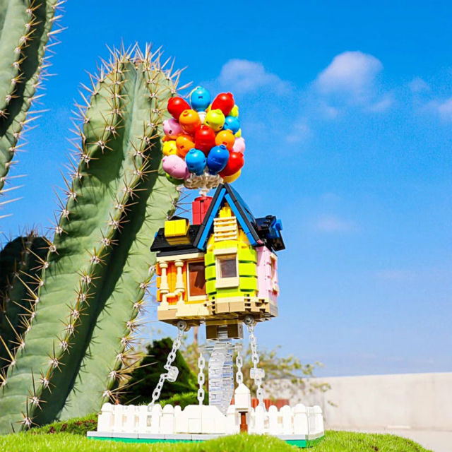 DK7025 Movie & Game Creator Balloon House Building Blocks 555pcs Bricks from China Delivery.