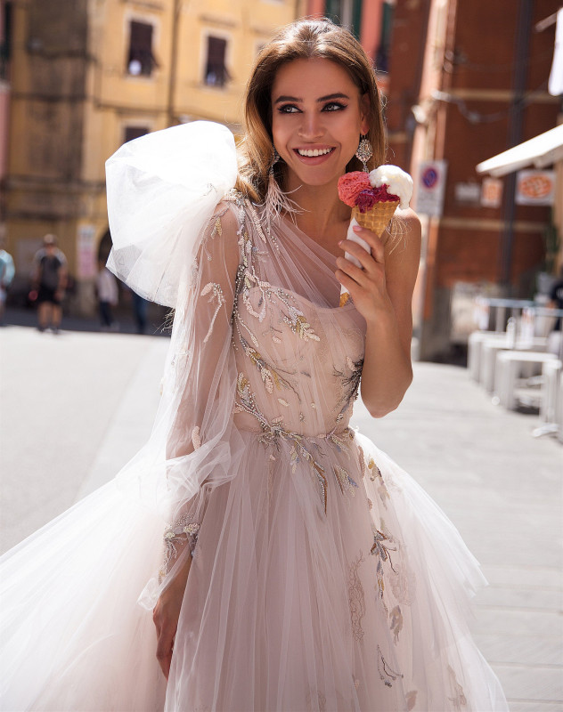 Ivory Lace Tulle Long Train Bridal Gown Wedding Dress