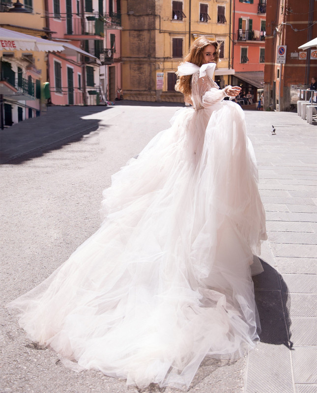 Ivory Lace Tulle Long Train Bridal Gown Wedding Dress