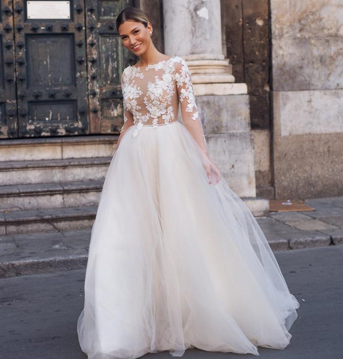 Ivory Lace Tulle Short Train Bridal Gown Wedding Dress