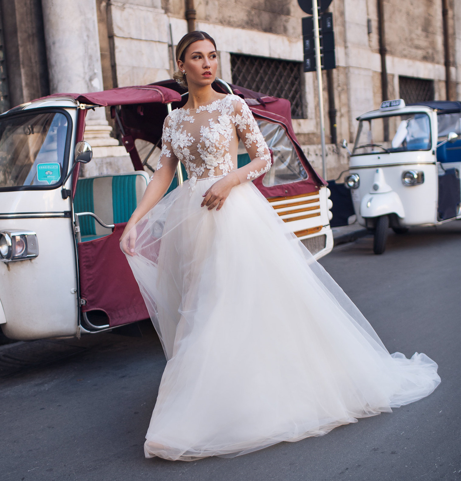 Ivory Lace Tulle Short Train Bridal Gown Wedding Dress