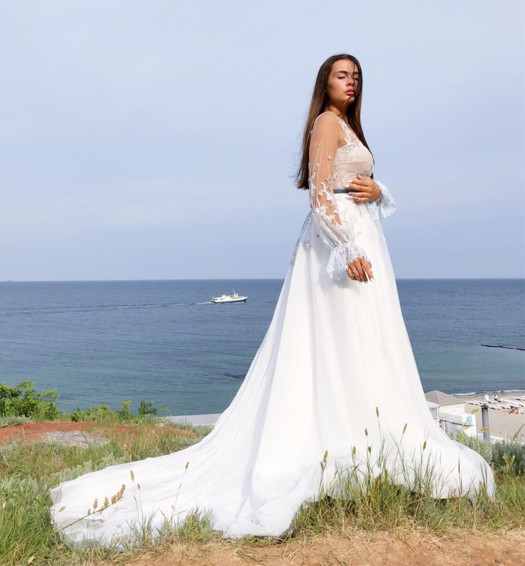 Ivory Lace Tulle Short Train Wedding Dress