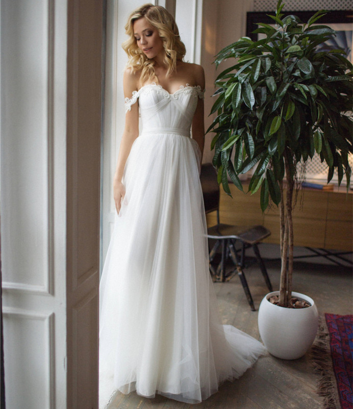 Ivory Lace Tulle Short Train Wedding Dress Bridal Gown