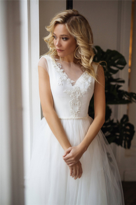 Ivory Lace Tulle Short Train Wedding Dress Bridal Gown