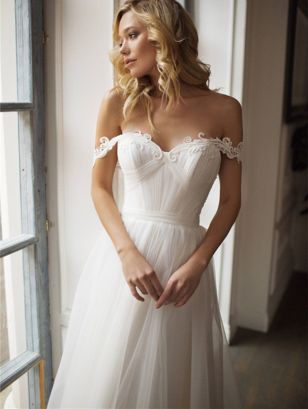 Ivory Lace Tulle Short Train Wedding Dress Bridal Gown