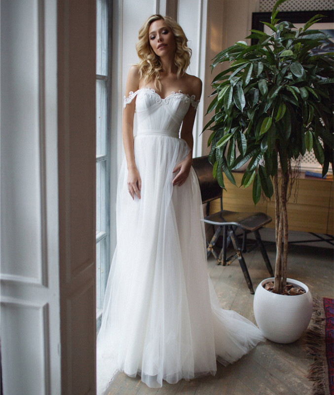 Ivory Lace Tulle Short Train Wedding Dress Bridal Gown