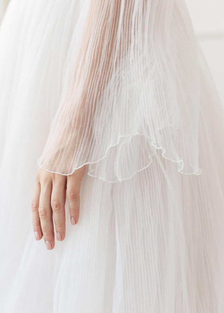 Ivory Lace Ruffle Short Train Wedding Dress