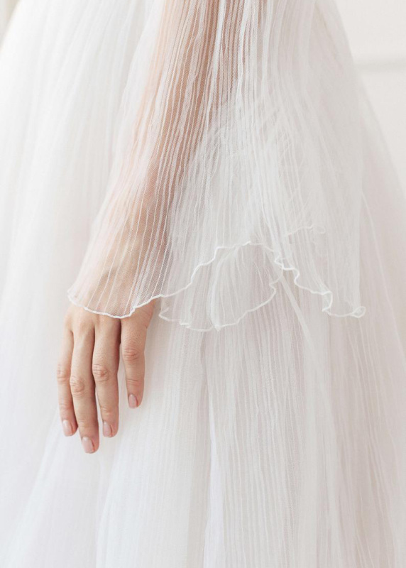 Ivory Lace Ruffle Short Train Wedding Dress