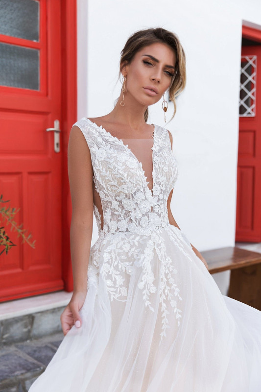 V Neck  Ivory Lace  Tulle Wedding Gown