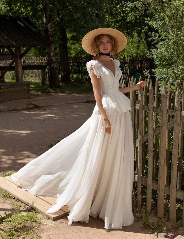 Vintage Ivory Lace Chiffon Wedding Gown