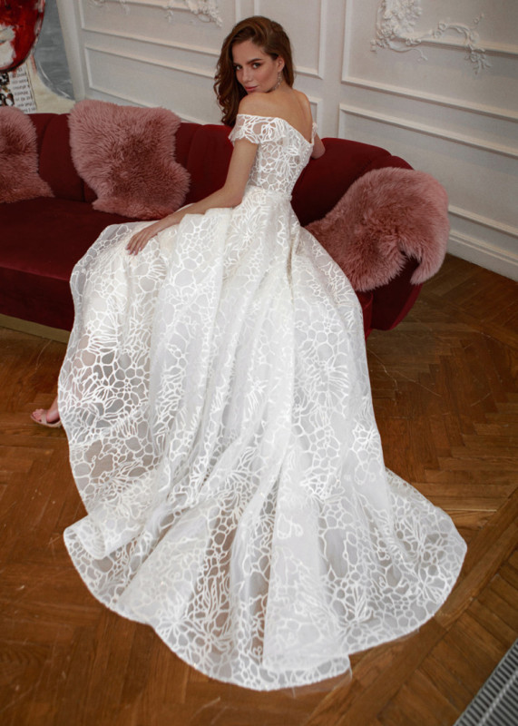 Elegant White Lace Wedding Dress