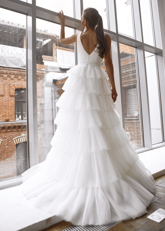 V Cut Pleated Tulle Ruffled Wedding Dress