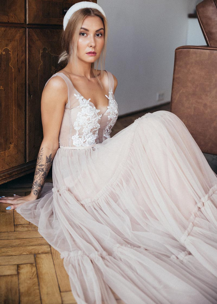 V Neck Lace Tulle Elegant Wedding Dress