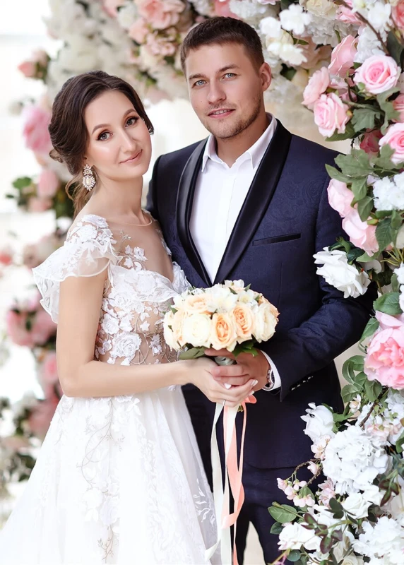 White Lace Tulle V Back Flowing Wedding Dress