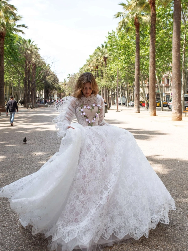 White Lace  Stunning Wedding Dress