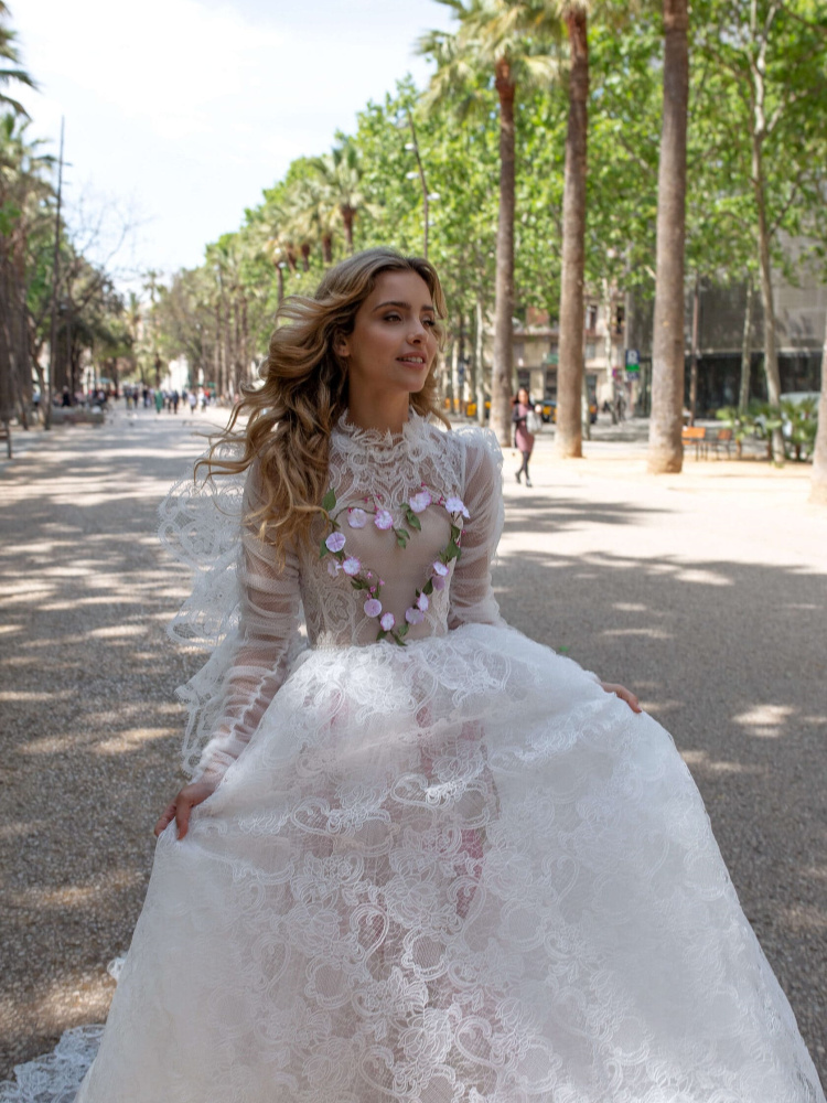 White Lace  Stunning Wedding Dress