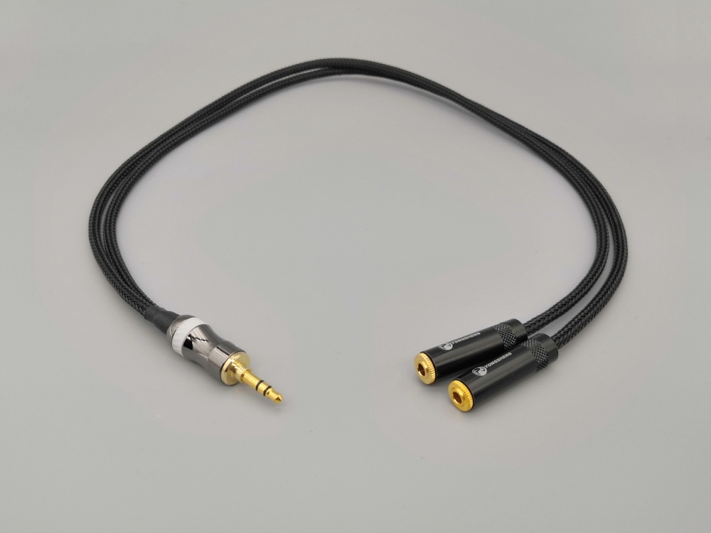 D04 --- 3.5mm TRS(M to F+F) Canare L-2B2AT Y-Cable