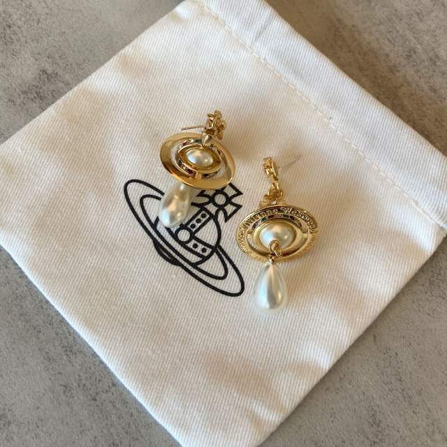 Saturn drop pearl earrings