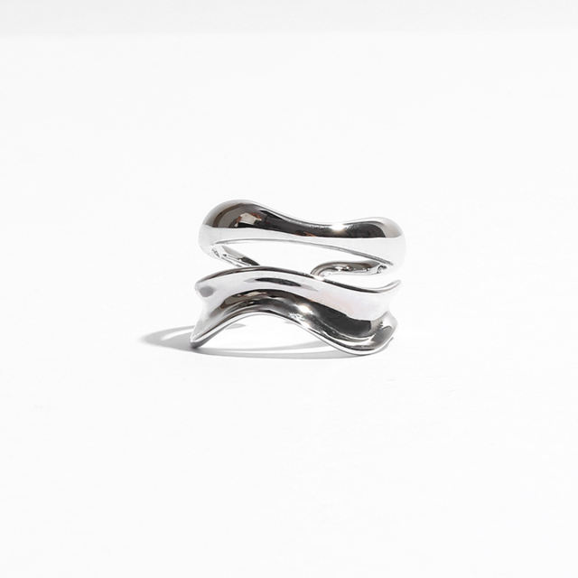 Hollow ring with wavy opening