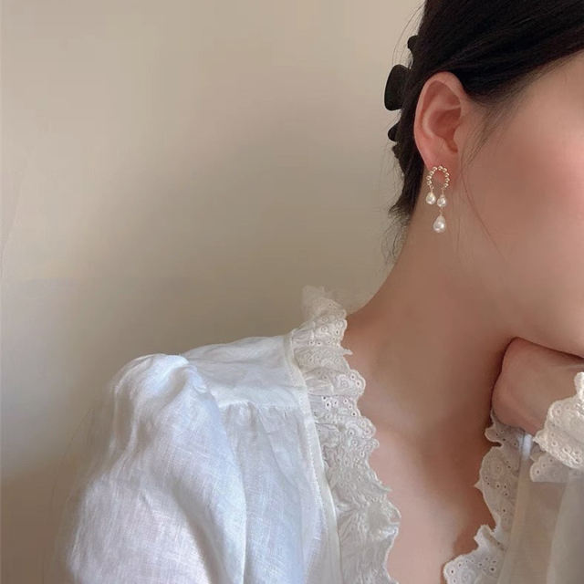 Natural Baroque pearl elegant earrings