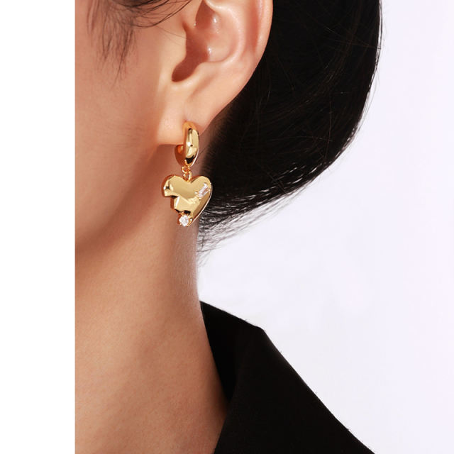 Zircon heart stud earrings