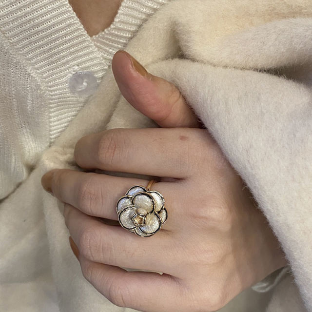 Adjustable camellia ring