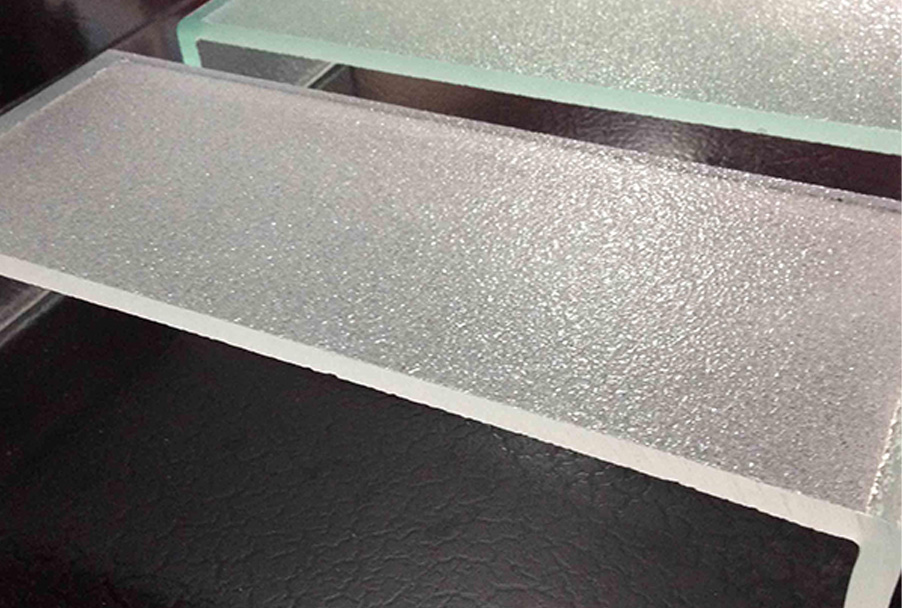 The difference between composite fire resistant glass and monolithic fireproof glass
