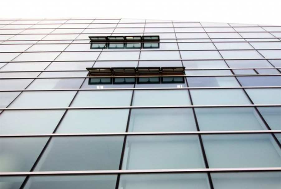 Cleaning method of glass curtain wall