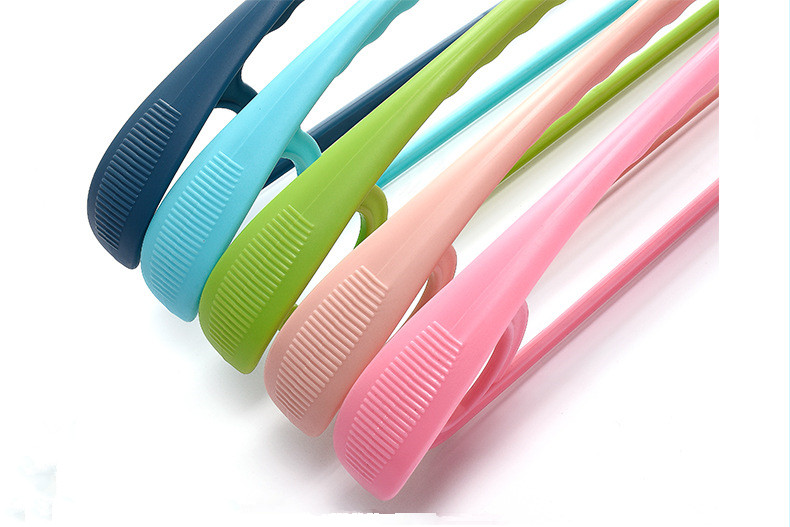 Colorful wide shoulder plastic heavy duty hangers