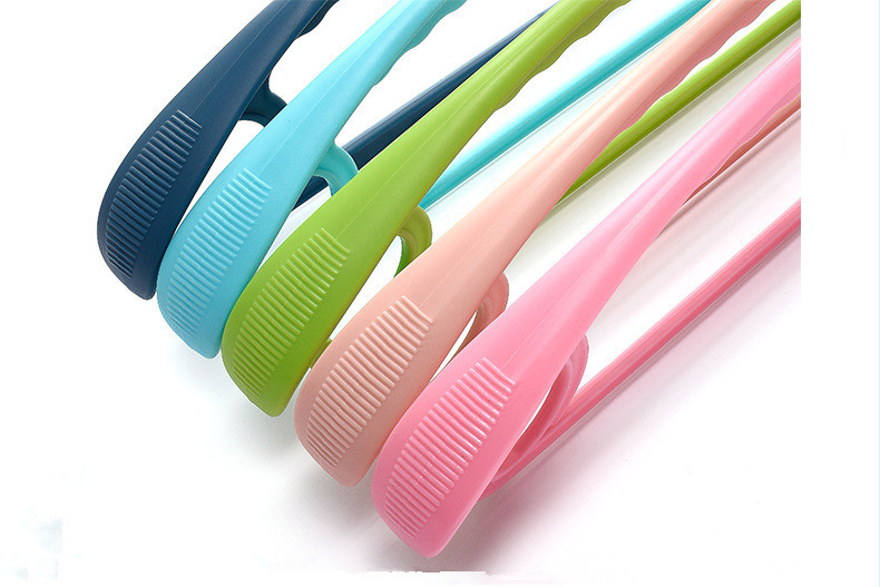 Colorful wide shoulder plastic heavy duty hangers