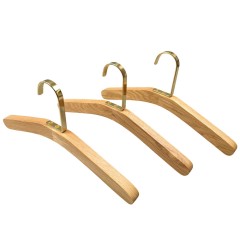Wooden clothes hangers without notches