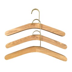 Wooden clothes hangers without notches
