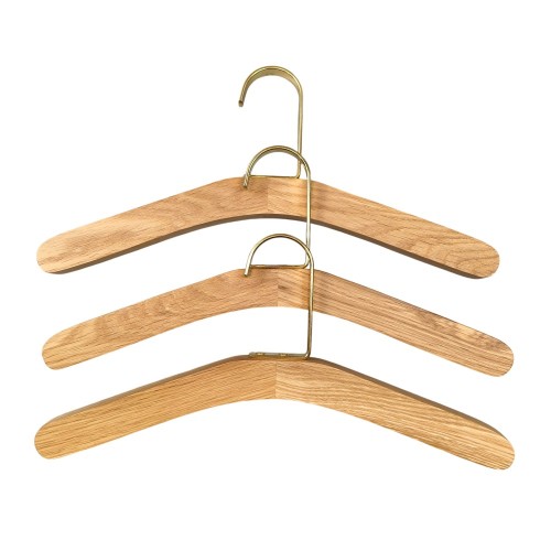 Wooden clothes hangers without notches