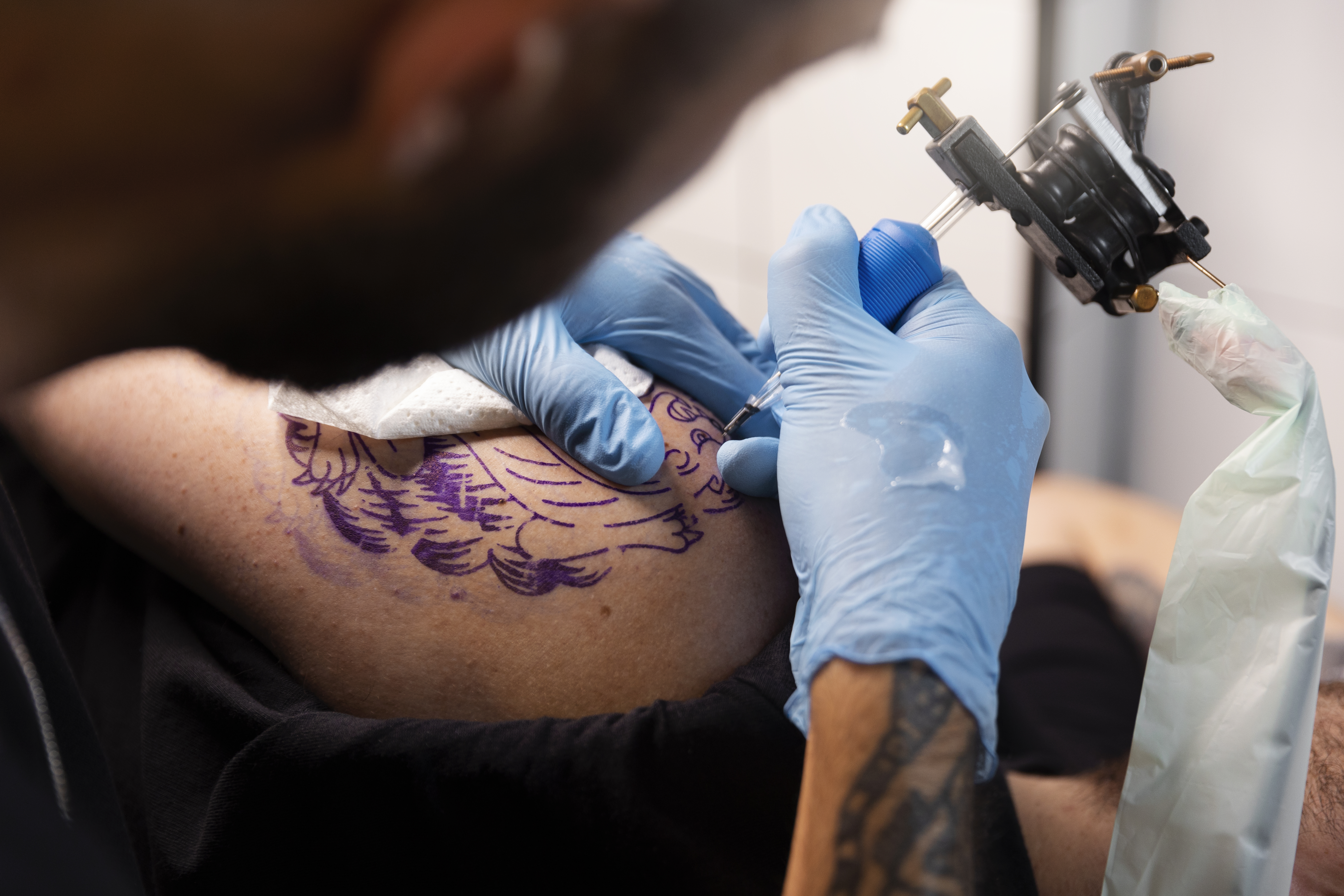 Herramientas esenciales que todo tatuador debe tener