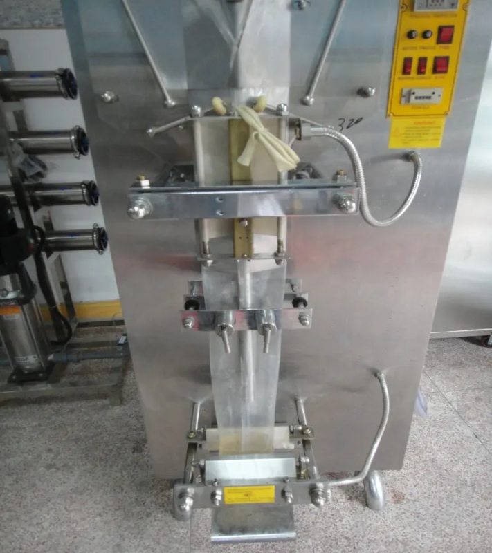 1000BPH Automatic liquid filling and sealing sachet machine bags pouch packing machine for juice milk coffee beverage water filling