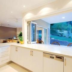 Modern Minimalist White Powder Coated Custom Size Thermal Break Aluminum Folding Windows