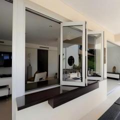 Modern Minimalist White Powder Coated Custom Size Thermal Break Aluminum Folding Windows