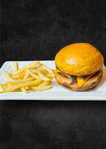 Astons Classic Cheeseburger