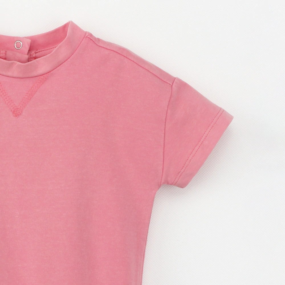 Close up of of plant-dyed organic-cotton drop-shoulder baby bodysuit with snap closure (K1230822)