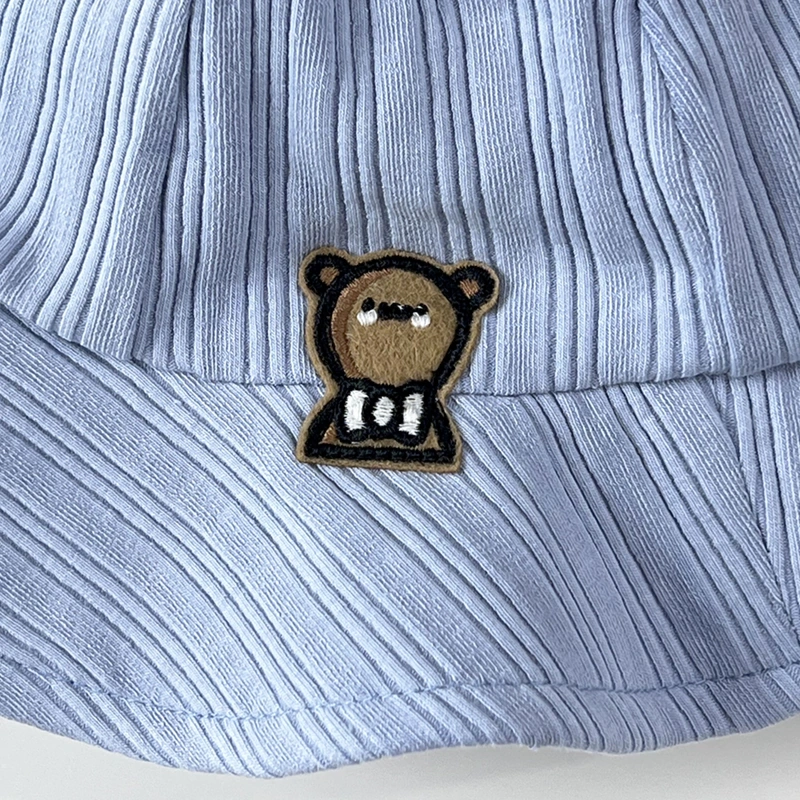 Organic-cotton plant-dyed baby sun hat with embroidered bear and soft lining