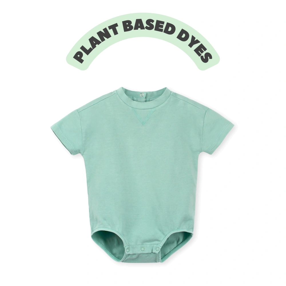 Plant-dyed organic-cotton drop-shoulder baby bodysuit with snap closure (K1230822)