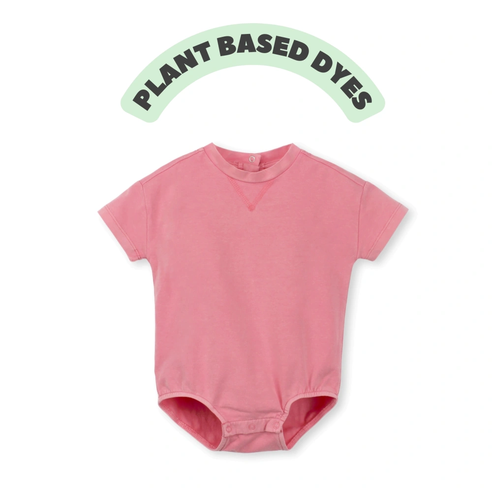Plant-dyed organic-cotton drop-shoulder baby bodysuit with snap closure (K1230822)