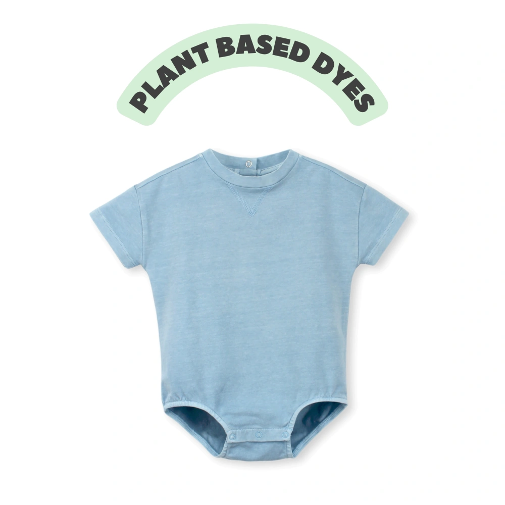 Plant-dyed organic-cotton drop-shoulder baby bodysuit with snap closure (K1230822)