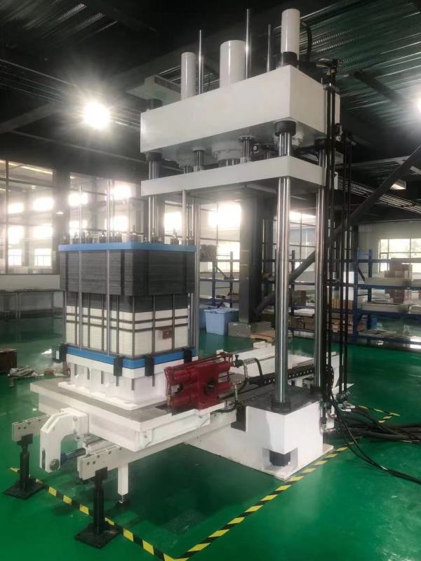 Flow battery stack assembly servo hydraulic press